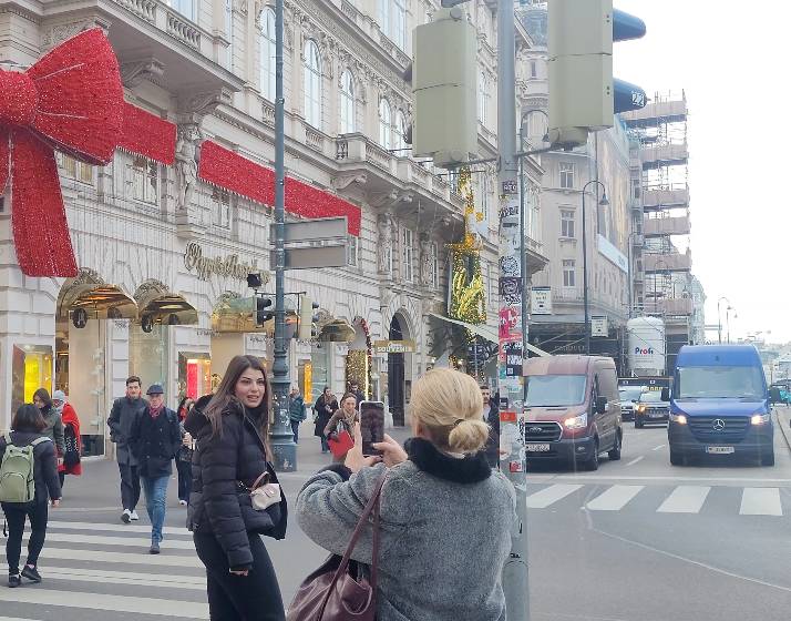 Bezirksflash: Glitzerndes Mascherl als Insta-Hotspot