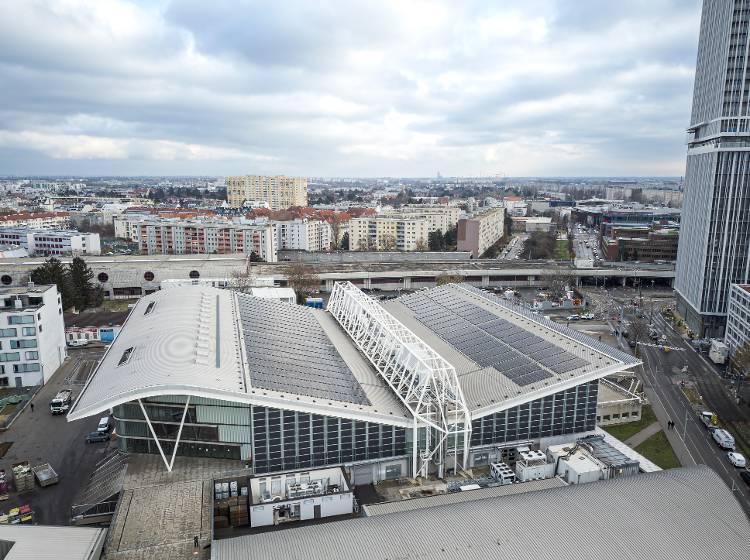 Neue Photovoltaikanlage an der Fassade der STEFFL Arena