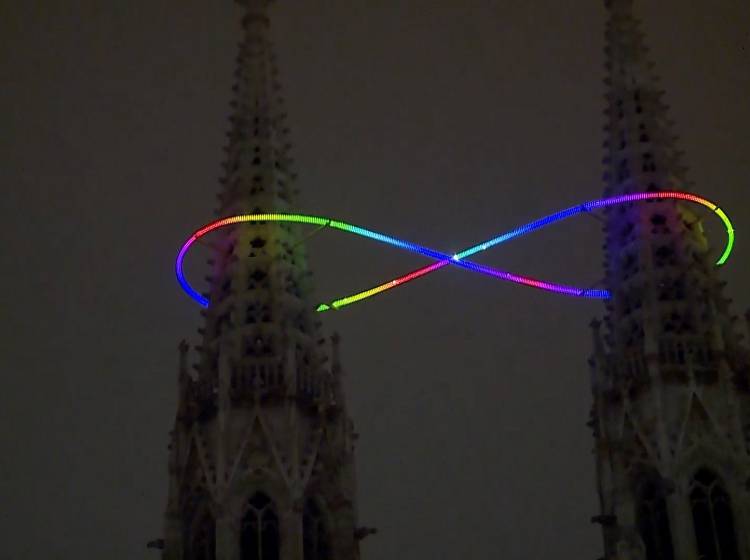 "Unendlichkeit des Lichtes" zwischen den Türmen der Votivkirche