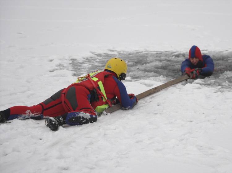 Einbruch im Eis – was tun?