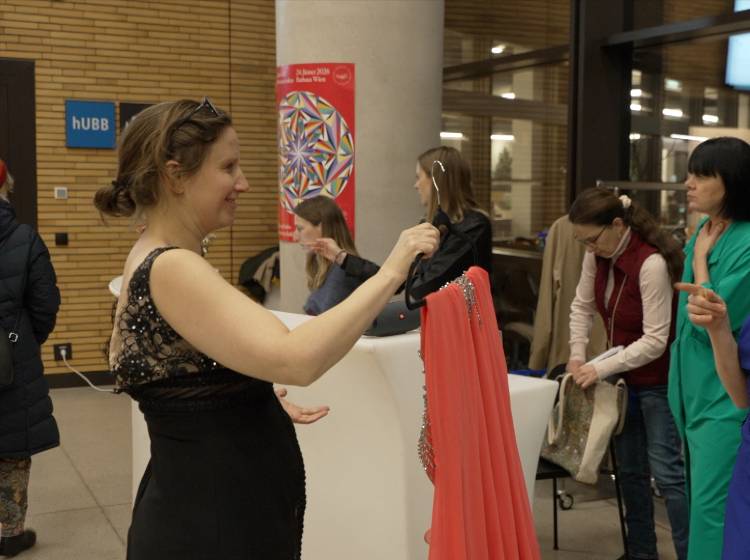 Kleiderkarussell für Ball-Fans