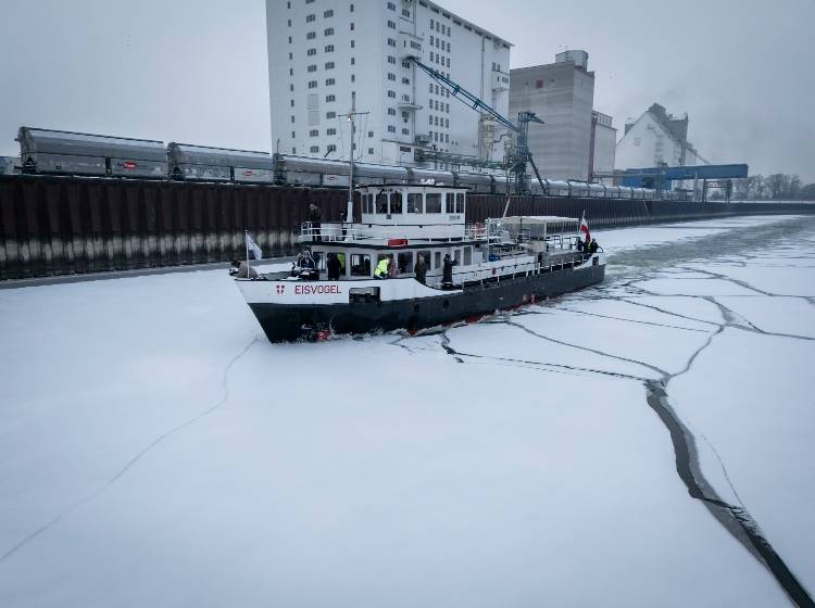 Eisbrecher im Einsatz: Hafen Wien trotzt der Kälte