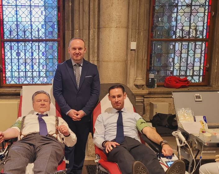 Gemeinsames Blutspenden: Religionsgemeinschaften zeigen Zusammenhalt