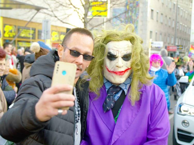 Glitzer, K-Pop und volle Geschäfte: Wien im Faschings-Fieber