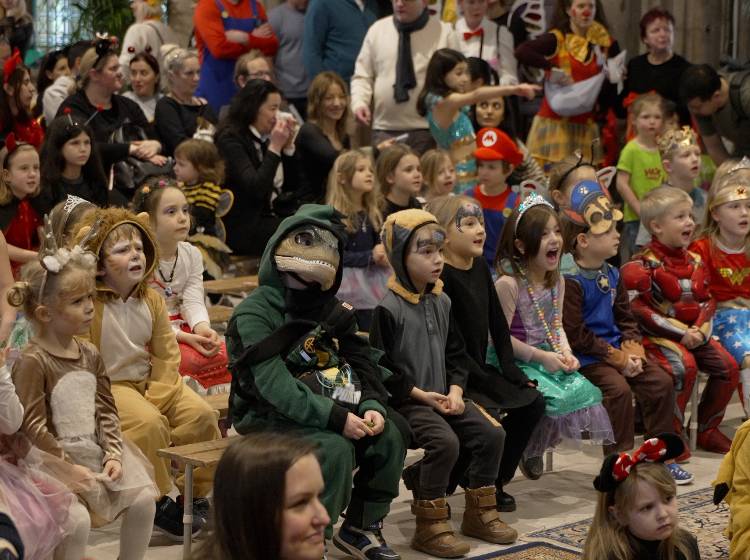 Familienparty: Ninjas und U-Bahn-Haltestelle im Rathaus