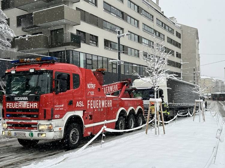 Wintereinbruch: Flughafen wieder in Betrieb