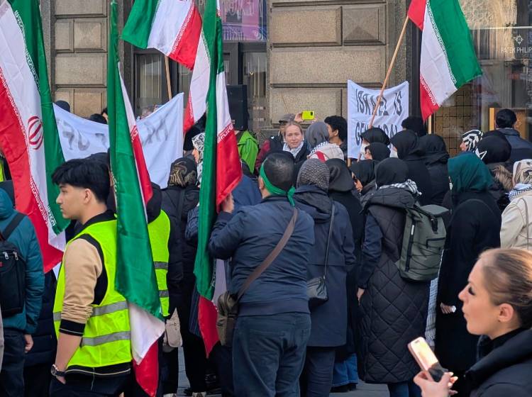 Heldenplatz: Iran-Demo versammelt 1.000 Teilnehmer*innen
