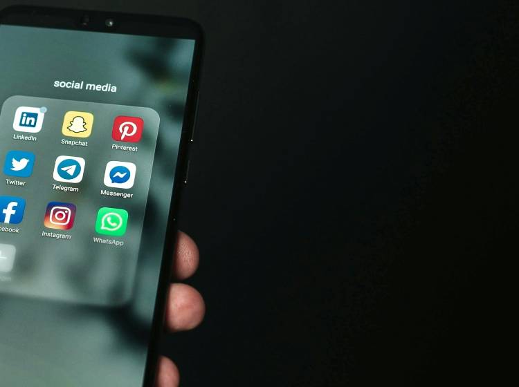 Eigenes Schulfach Medienbildung – Expert*innen unterstützen Wiederkehr