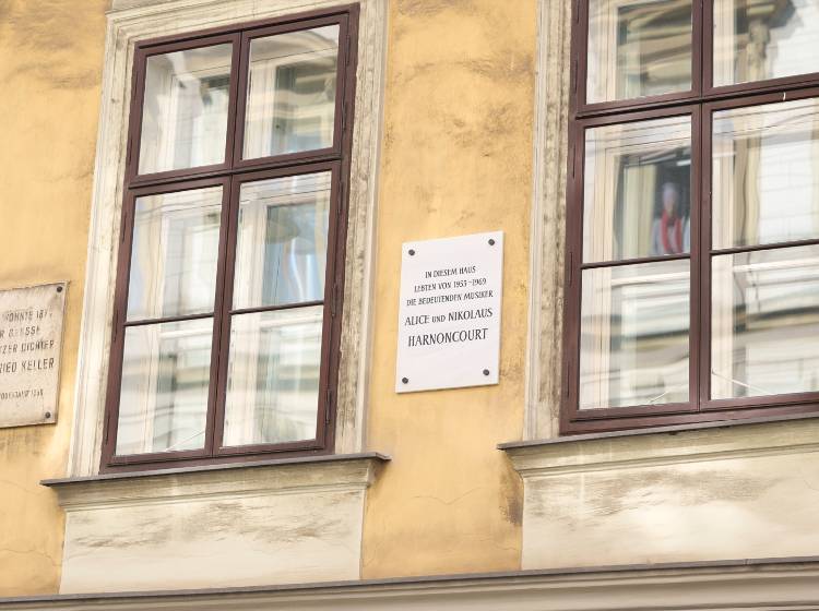 Bezirksflash: Gedenktafel erinnert an Eherpaar Harnoncourt