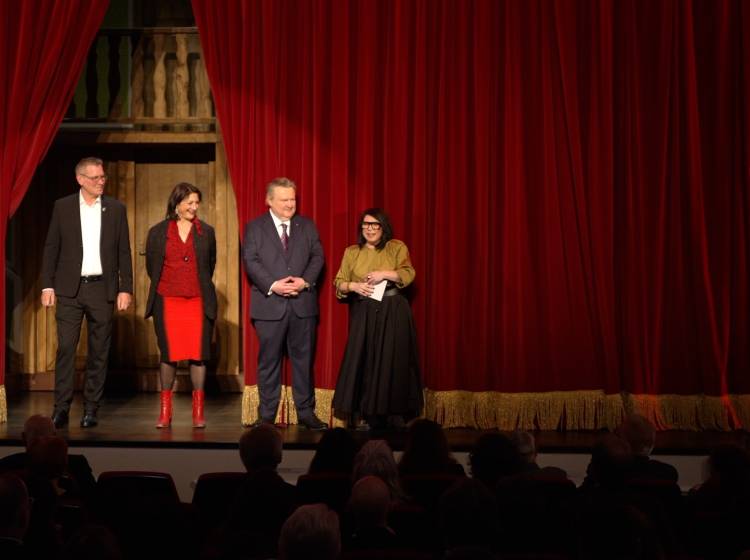 Der nackte Wahnsinn: Gloria Theater wiedereröffnet