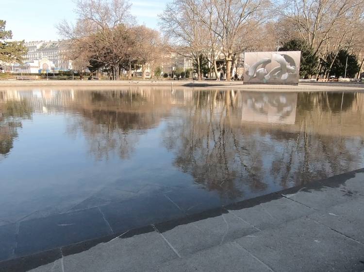 Bezirksflash: "Wasser marsch" am Karlsplatz