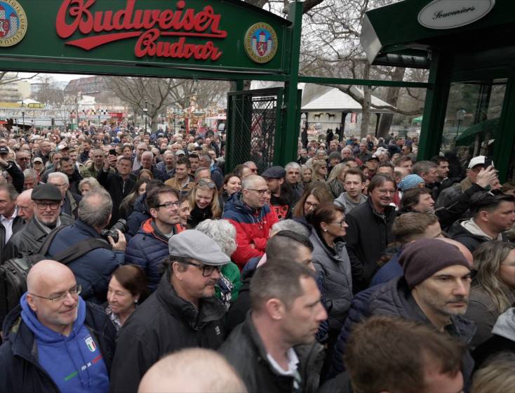 Karussell und Kartoffelpuffer: Sommersaisonstart im Prater