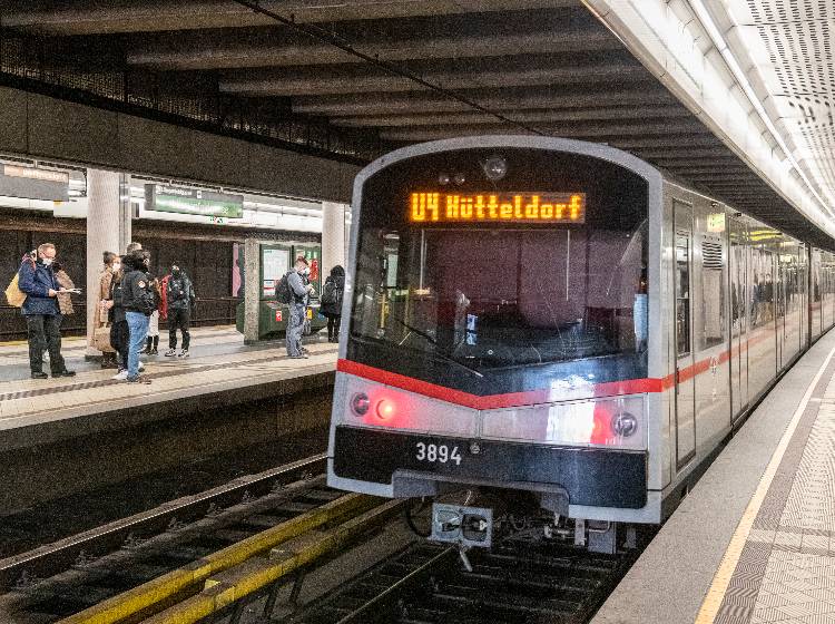 Mann stürzte in U-Bahnstation den Gleisbereich