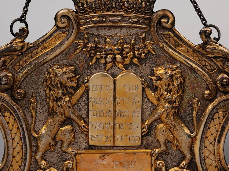 Jüdisches Museum Wien restituiert Tora-Schild an rechtmäßige Erben