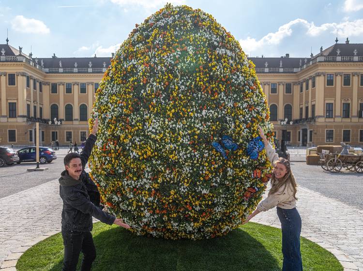 Riesen-Ei aus Blumen am Ostermarkt Schönbrunn