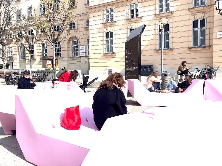 Punschkrapferlrosa und Sodazitrongelb: Neue Enzis im Museumsquartier