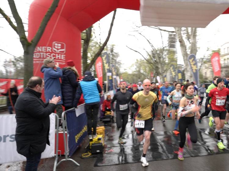 Feuerwehrlauf in Wien: Läufer*innen setzen Zeichen für Zusammenhal