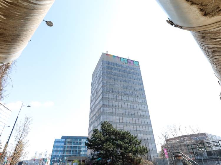 Bezirksflash: Neues Wandgemälde am APA-Turm