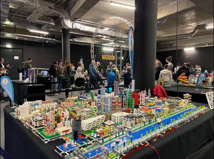 Lego-Kunstwerke zu Gast in der Stadthalle