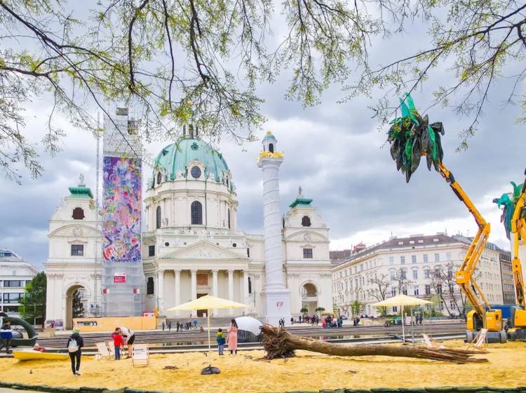 Klima Biennale Wien zwischen gestrandetem Wal und zerfallendem SUV