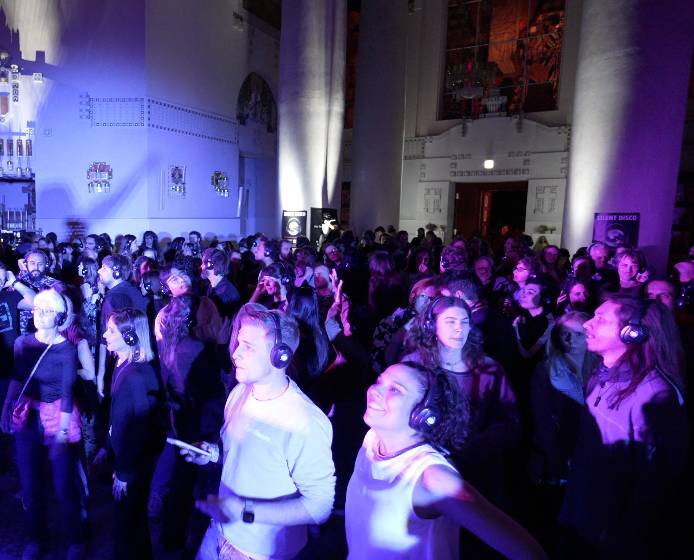 Silent Disco bringt leise Beats auf den Zentralfriedhof