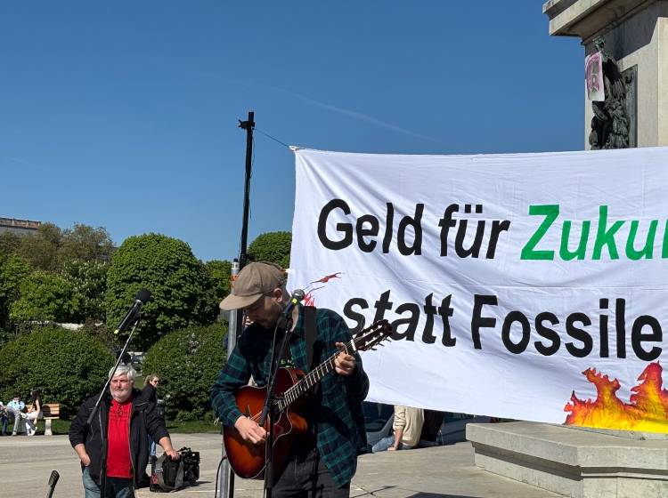 Bezirksflash: Klimastreik am Heldenplatz