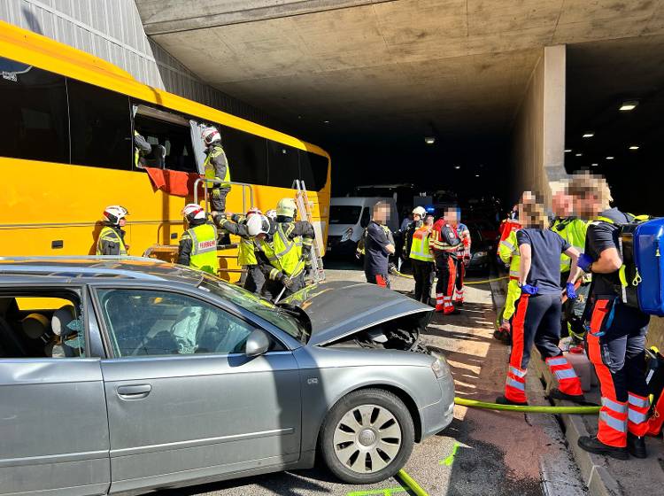 Unfall mit Reisebus auf Südosttangente