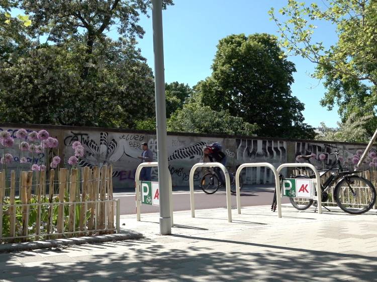 Radbügelbau: Ja wir ham für's Radl Platz