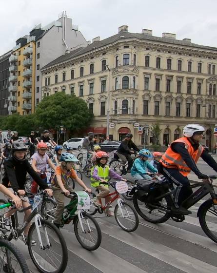 Kinder fordern sichere Radwege: Grätzl Kidical Mass rollt durch Wien