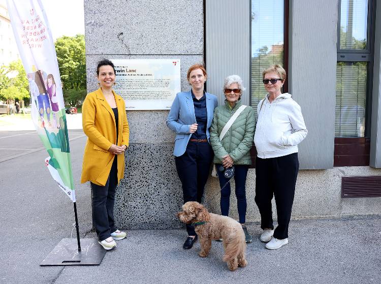 Gedenktafel für Erwin Lanc am Matzleinsdorfer Hochhaus enthüllt