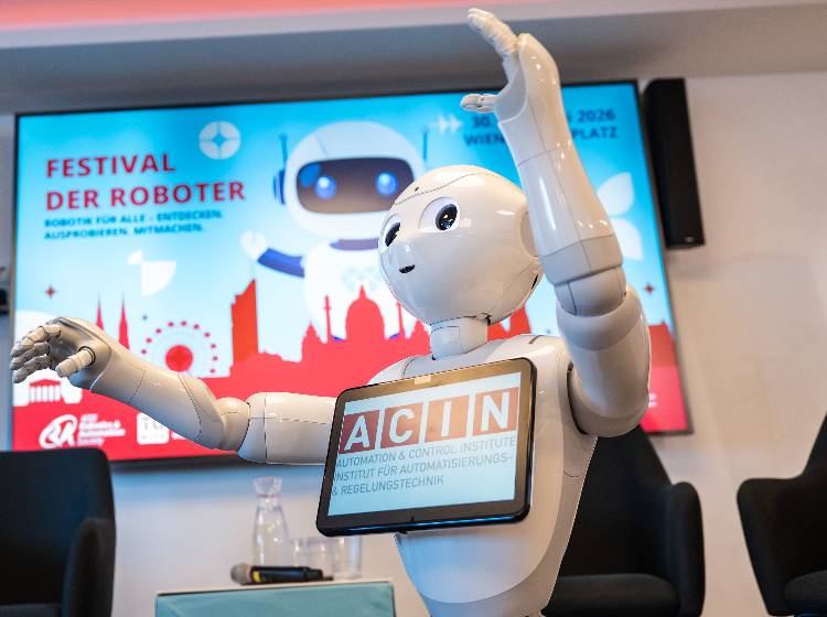 Festival: Roboter maschieren am Karlsplatz auf