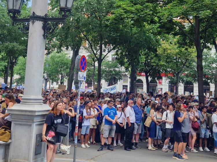 Unis protestieren mit Demo gegen geplante Kürzungen