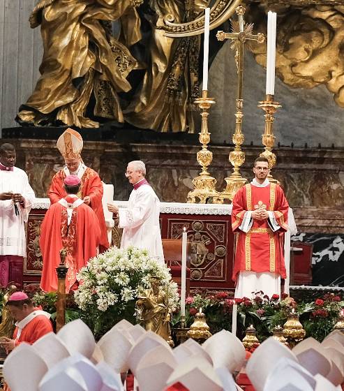 Wiens Erzbischof Grünwidl bekommt Pallium im Petersdom