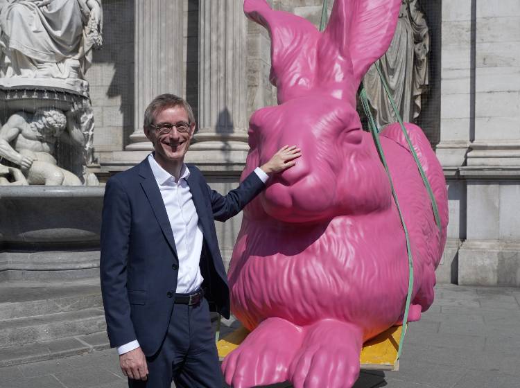 Der Hase ist gelandet: Ein pinker Mümmelmann grüßt vor der Albertina