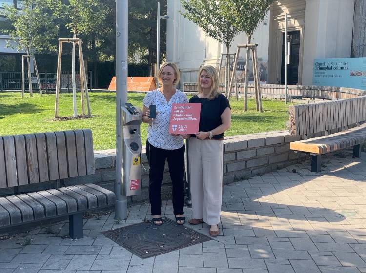 Neue Handy-Ladestation im Resselpark