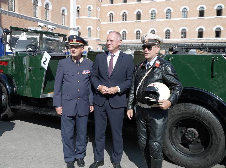 Zeitreise durch 120 Jahre Polizeifahrzeuge