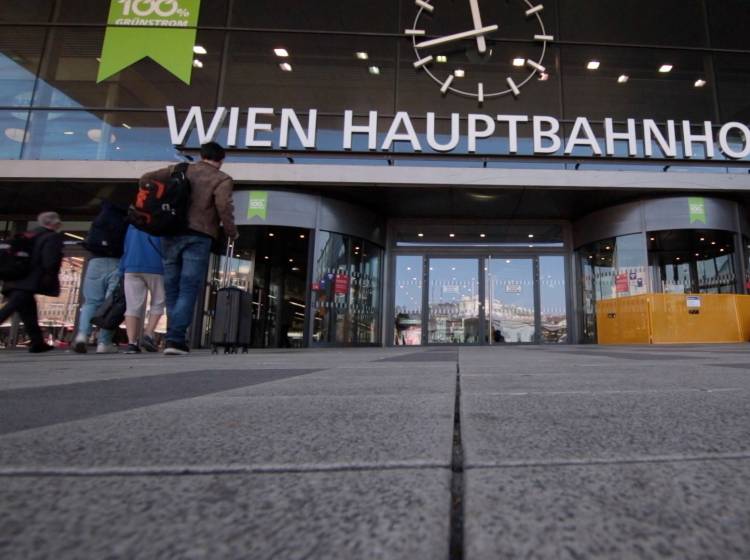 Unfall zweier Züge am Hauptbahnhof: Lok entgleist, keine Verletzten