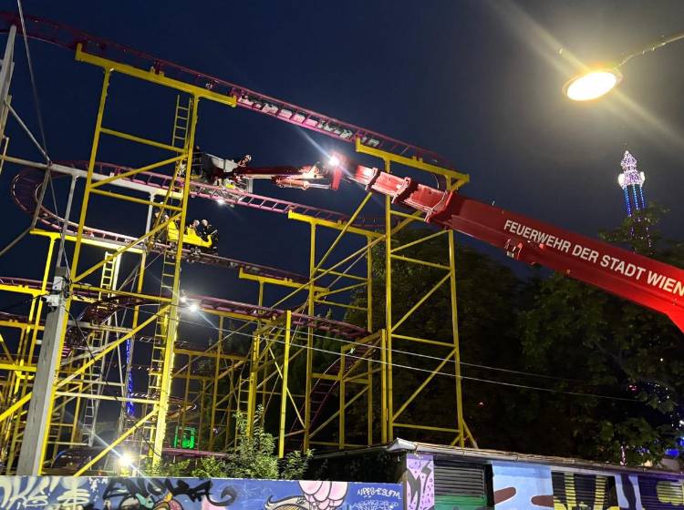 Rettung in luftiger Höhe: Hochschaubahn im Prater gesperrt