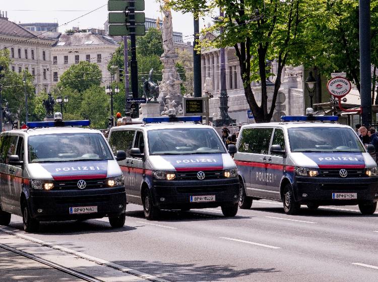 Bewaffneter Räuber von Juwelier in Geschäft eingesperrt
