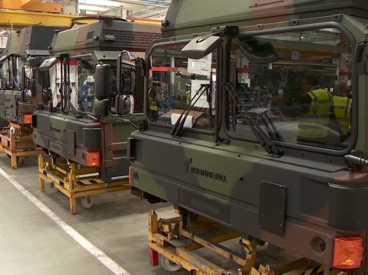 Bundeskanzler Stocker besichtigt Lkw-Produktionswerk in Wien