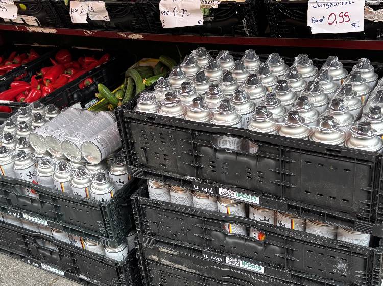 725 Butangasflaschen in zwei Geschäften illegal gelagert