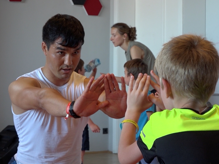 Welt in Wien: Flüchtlinge helfen Flüchtlingen