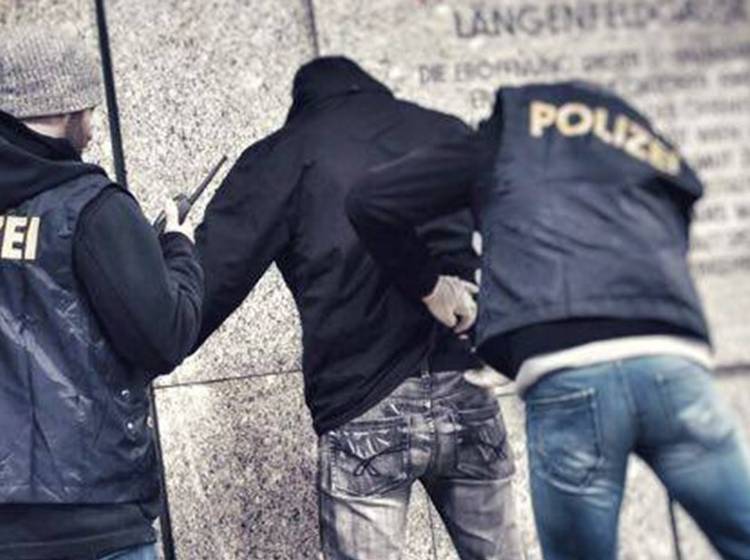 Teenie-Kiffer verletzen Polizisten