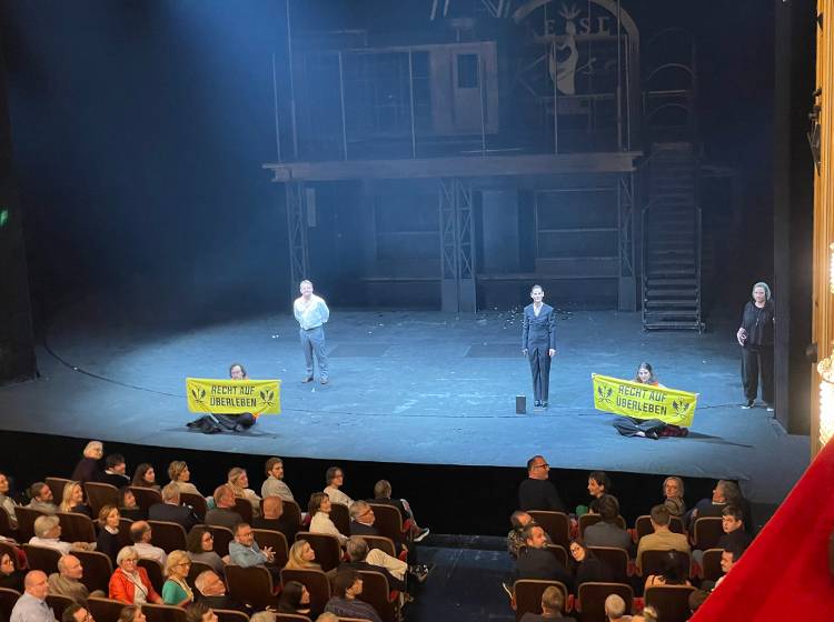 Klima-Aktivist*innen unterbrechen Burgtheater-Aufführung